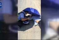 合肥交警為事故傷者撐傘扇扇 怕傷員中暑