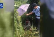 流浪老人瘫坐路边 民警为其撑伞遮阳（视频）