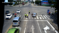 壽縣：男子出車禍倒地 民警撐傘守護（視頻）