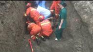 宿州一工地塌方男子被埋 消防徒手扒土救人（视频）