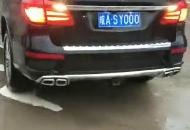 老人回家途中被困橋底，交警司機共同救助