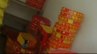 路邊小超市私藏煙花33箱  七旬店主被拘（視頻）