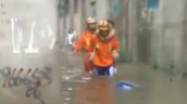 灵璧：消防部门顶风冒雨 救出390余名群众