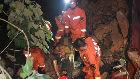 萧县：货车满载石块爆胎失控坠河 一司机被困