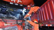 萧县：施工路段两货车迎面相撞 驾驶员双双被困 