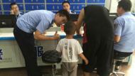 4歲男童走失 合肥暖心民警買水果零食安撫并尋回家人