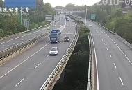 铜陵：轿车错过高速道口 强行变道被撞数十米远（视频）