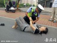 池州：女子行走時突發病癱倒路邊 執勤交警及時救助