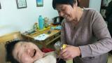 脑瘫患者获“老妈”细心照顾：这几年我过得最快活