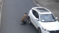 休寧：男子街頭撞車 聽(tīng)說(shuō)有監(jiān)控離開(kāi)（視頻）