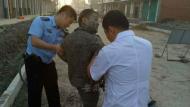 肥東小伙墜坑被困一夜 警民聯手救他出來