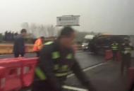 合肥繞城高速南段發(fā)生貨車側(cè)翻