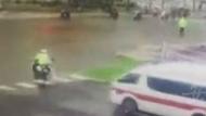 高峰期救護車被堵 蕪湖交警開道逆行護送
