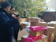 這家售假窩點內(nèi)查獲上千個仿冒名牌女包 貨值上百萬元