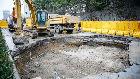 蚌埠：臨街路面突然塌陷 深坑險將快遞車吞沒