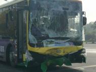合肥18路公交車與大貨車相撞 三人受傷送醫(yī) 