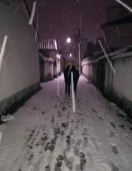 疑似精神病人雪夜露天坐，民警送回家