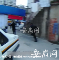 蚌埠50歲民警追擊1000米 終將逃犯累癱