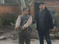 父子偷狗被發現棄摩托逃跑后從輔警手中搶回 雙雙落網