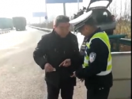 超长车上高速遇查  司机证件夹钱求“照顾”（视频）