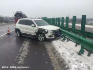 雪后車輛側滑撞高速護欄 池州交警迅速救援  