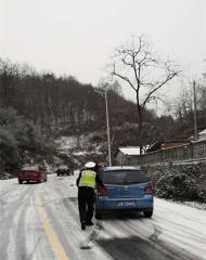 六安民警冒雪護送毛坦廠中學學生安全離校