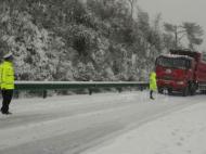 安慶高速全線有雪 合安高速一級交通管制