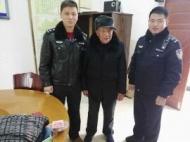 八旬翁乘車丟財物，民警快速幫找回