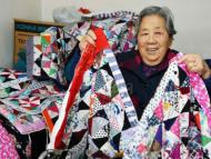 合肥八旬老太縫棉墊 免費送給急需者