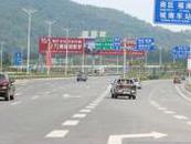 耄耋老人迷失在国道车辆中  民警帮忙多方寻家