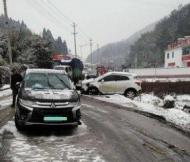 績溪多條道路因積雪交通管制
