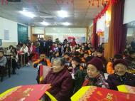 陪空巢老人拉家常 30多位志愿者齊上陣