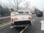 蕪湖男子開車打盹 撞上花壇“四輪朝天”