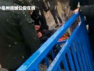 亳州：男子雪天不慎落水身體凍僵   民警飛奔將其救起