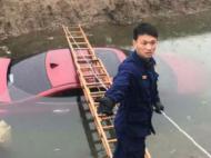 车辆掉入河中 经勘察车内驾驶员已无生命迹象
