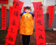 肥東店埠鎮(zhèn)：“小小書法家”為群眾免費寫春聯(lián)