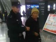 心酸！78歲空巢老人坐2小時(shí)車到火車站欲找務(wù)工兒子
