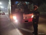 六安：遇到路檢 客車司機“熱情配合” 交警開燈檢查發(fā)現(xiàn)超員7人  