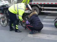 暖心！電動車突發故障女子摔倒 輔警扶起她并幫忙修車