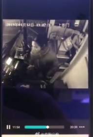合肥：一女子無理要求未果，搶奪公交車方向盤被拘（視頻） 