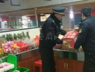 不用再“打游擊” 城管幫助低保戶開起水果店