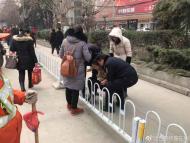 合肥：女孩腳卡護(hù)欄 幸得民警及時(shí)救助