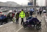 雪天路滑 合肥交警牽手護送孩子上學