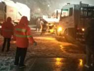 淮南環(huán)衛(wèi)工人凌晨除雪 確保市民出行方便