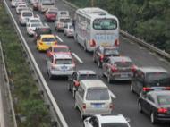 因車流量大 安徽部分高速路段通行緩慢