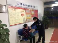 南陵民警雨夜熱心救助 聾啞老人為他點(diǎn)贊