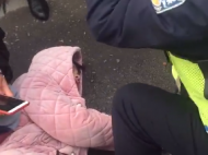 女孩口卡異物呼吸困難 交警緊急救助