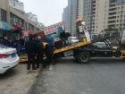 合肥城管清理“僵尸車” 無人認領即拖走