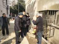 合肥兩歲女童一天走失兩次 幸遇熱心城管幫其找到父親