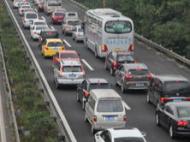 安徽高速路網(wǎng)日流量達(dá)100萬(wàn)輛以上 時(shí)段性車輛排隊(duì)